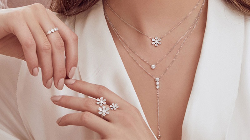 Vật phẩm phong thủy hoặc trang sức thuộc hành Kim sẽ giúp nữ Canh Ngọ tiết chế năng lượng của sao Kế Đô